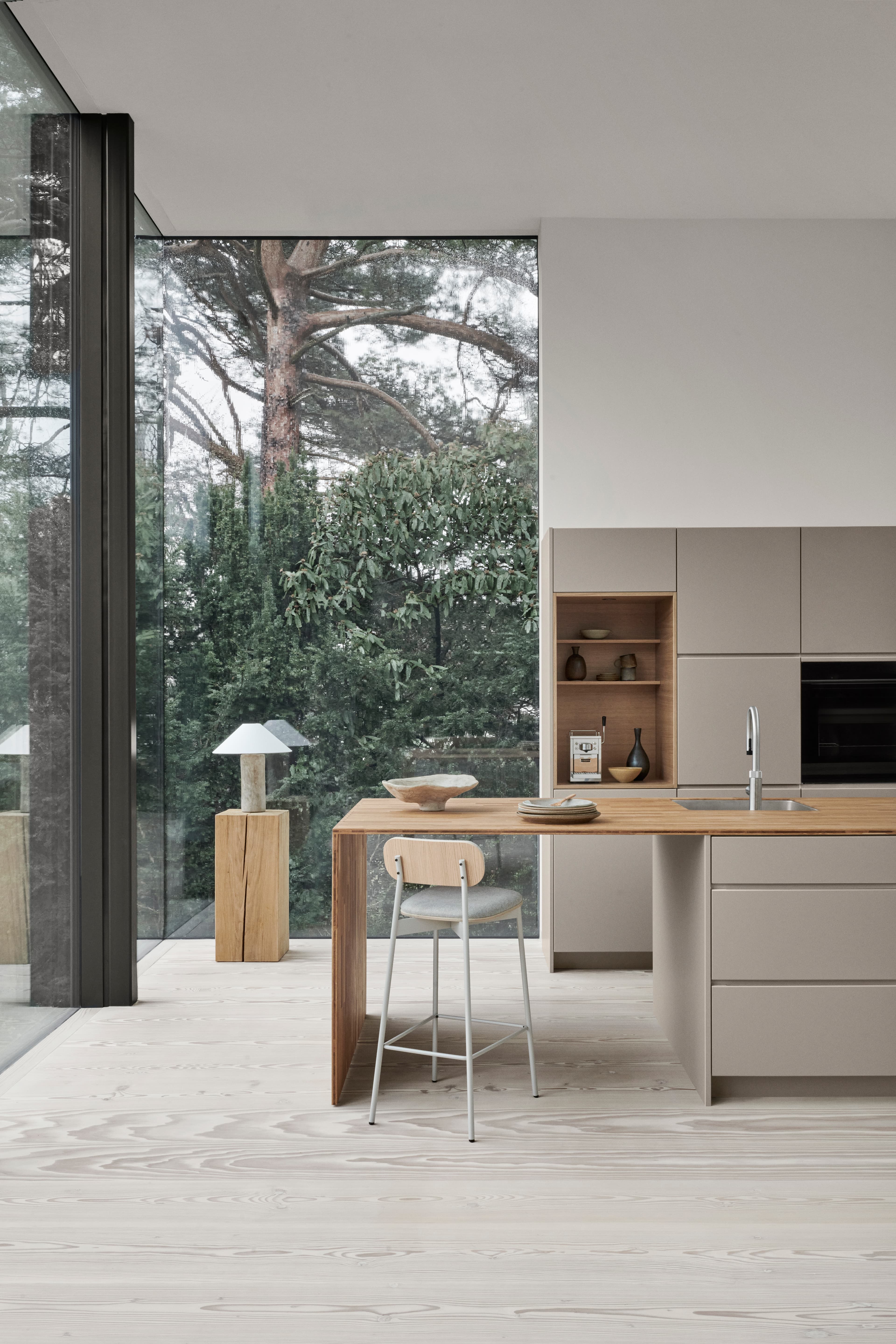 MANO arizona beige køkken med slankt, minimalistisk design, med grebsløse skabe og integrerede hvidevarer, der inkarnerer nordisk elegance.